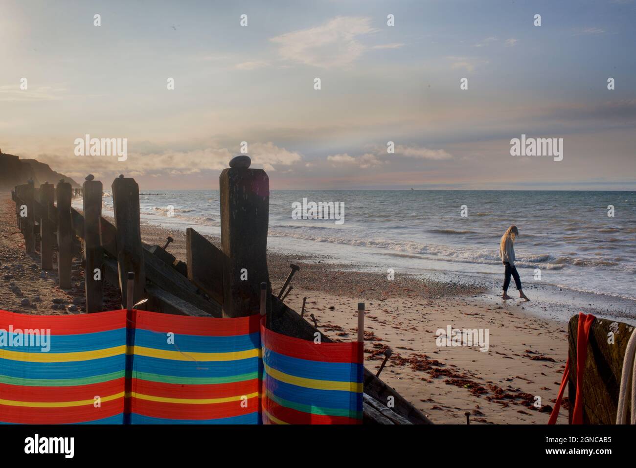 Sur la plage à Sidestrand et Overstrand, près de Cromer, Norfolk, EnglandSandy Beach à Wells Next the Sea, North Norfolk, Angleterre, Royaume-Uni. Trempant les orteils dans la mer Banque D'Images
