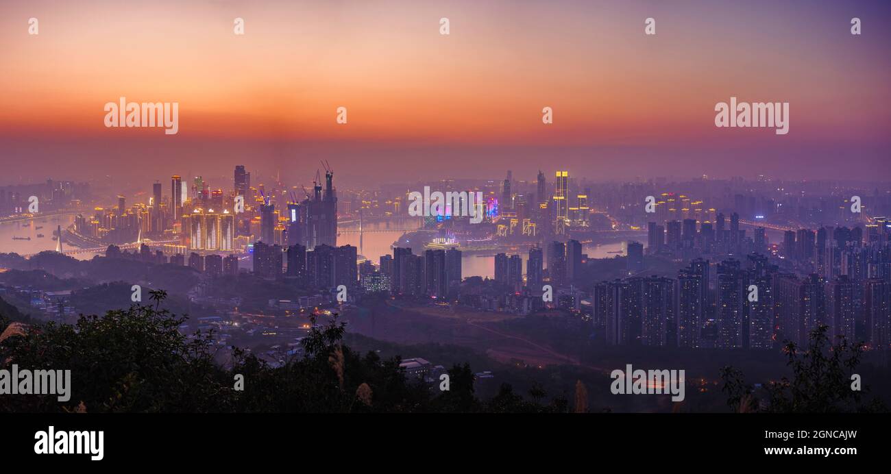 Vue moderne de Chongqing avec le fleuve Yangtze. Banque D'Images