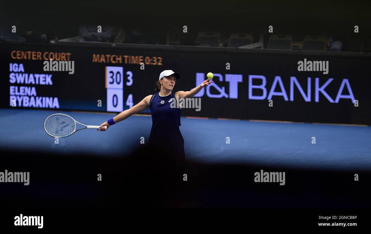 Ostrava, République tchèque. 24 septembre 2021. IGA Swiatek, de Pologne, en action lors du match contre Elena Rybakina, du Kazakhstan, lors du tournoi de tennis en salle J&T Banka Ostrava Open 2021 pour femmes WTA à Ostrava, République Tchèque, le 24 septembre 2021. Crédit: Jaroslav Ozana/CTK photo/Alay Live News Banque D'Images