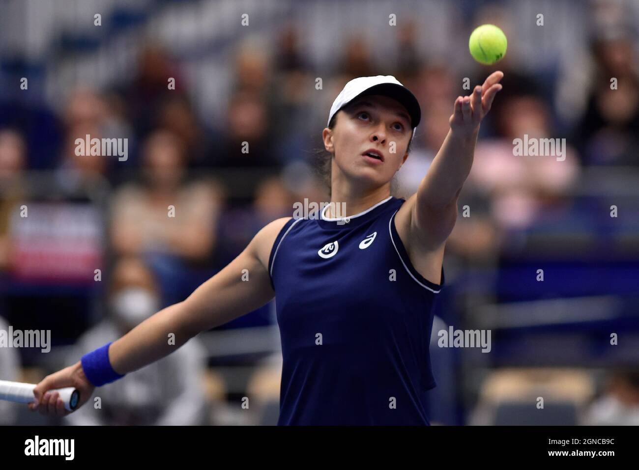 Ostrava, République tchèque. 24 septembre 2021. IGA Swiatek, de Pologne, en action lors du match contre Elena Rybakina, du Kazakhstan, lors du tournoi de tennis en salle J&T Banka Ostrava Open 2021 pour femmes WTA à Ostrava, République Tchèque, le 24 septembre 2021. Crédit: Jaroslav Ozana/CTK photo/Alay Live News Banque D'Images