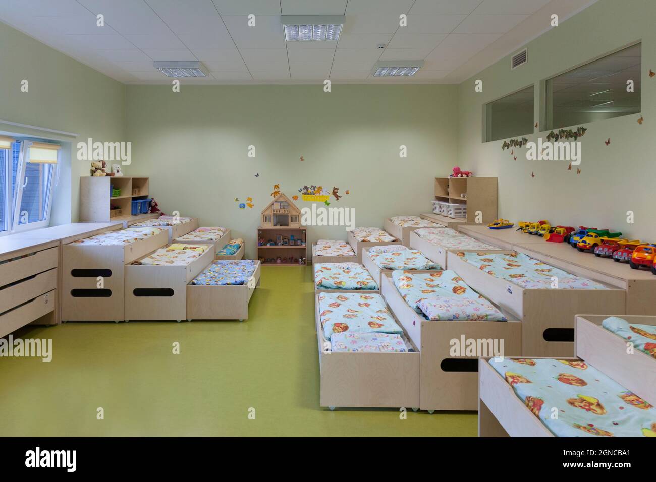 Garderie moderne ou école maternelle pré-scolaire, chambres à coucher pour  la sieste, lits superposés Photo Stock - Alamy