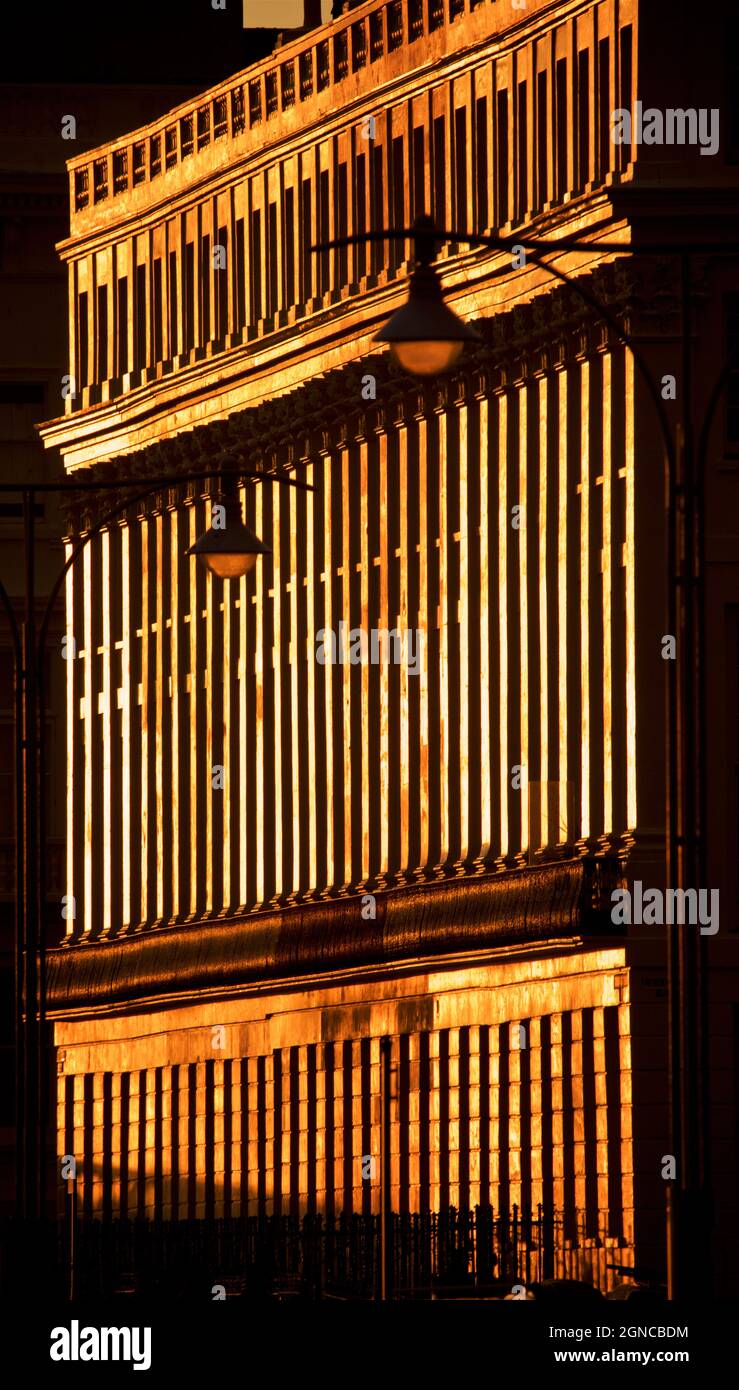 Brunswick Terrace, qui fait partie d'un complexe de maisons Regency à Hove, sur le front de mer de Brighton et Hove, éclairé par les derniers rayons du soleil couchant. East Sussex Angleterre Royaume-Uni Banque D'Images