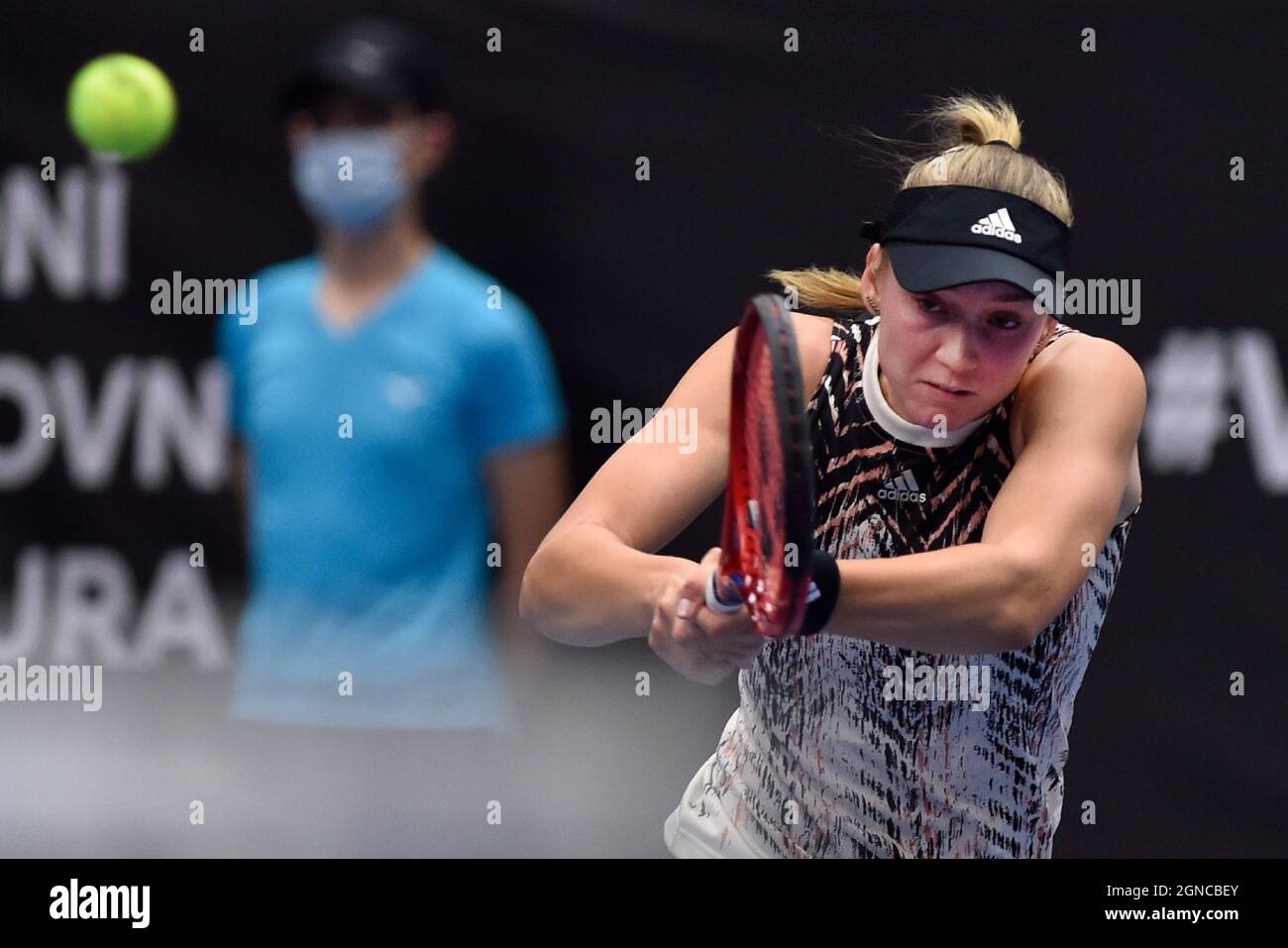 Elena Rybakina, du Kazakhstan, en action lors du match contre IGA Swiatek, de Pologne, lors du tournoi de tennis en salle J&T Banka Ostrava Open 2021 pour femmes WTA à Ostrava, République Tchèque, le 24 septembre 2021. (CTK photo/Jaroslav Ozana) Banque D'Images