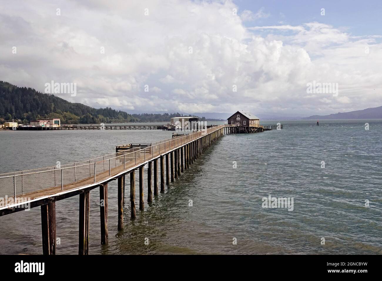 La plus longue jetée de l'Oregon s'étend sur 760 mètres jusqu'à la baie de Tillamook, près de la ville de Garibaldi. Il mène à l'historique, la garde côtière des États-Unis et la station de canot de sauvetage. Il a été utilisé de 1936 jusqu’aux années 1960 et est connu sous le nom de Pier’s End Boathouse. Banque D'Images