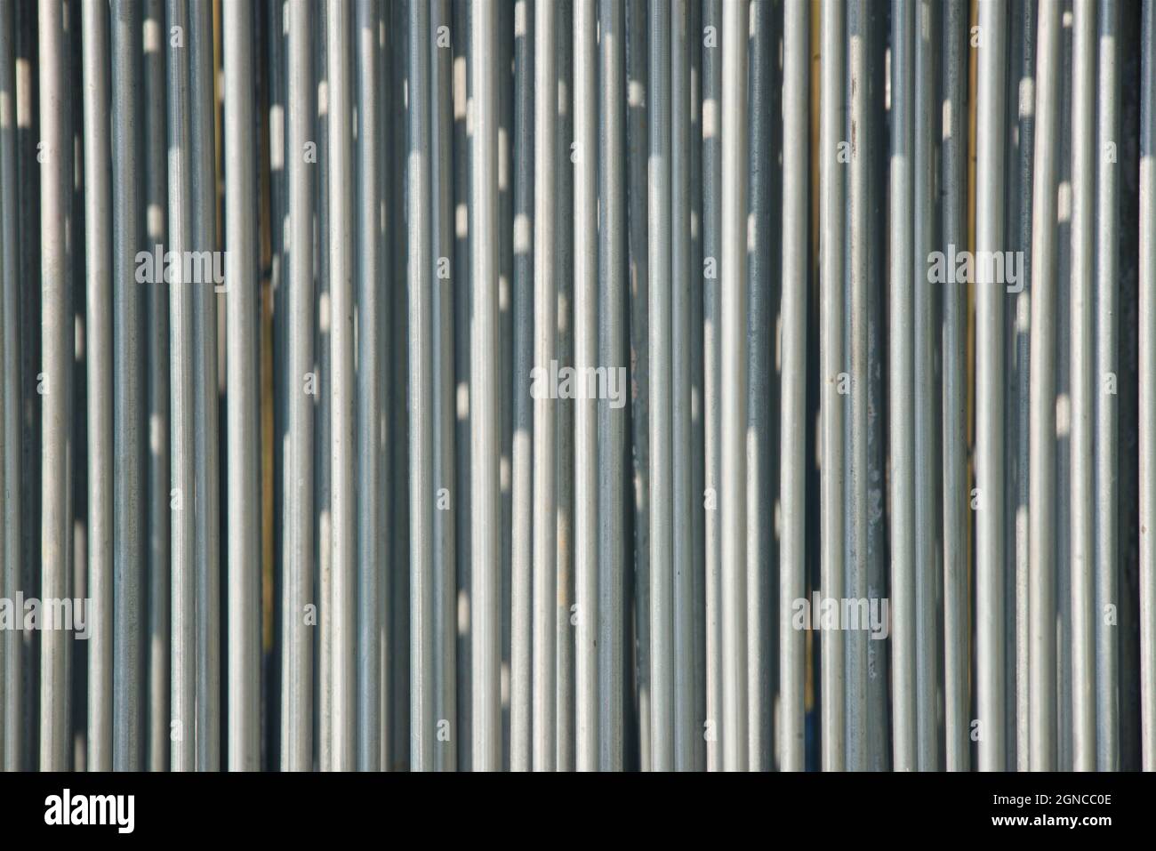 Tiges métalliques galvanisées qui constituent des rambardes dans une pile de rambardes/barrières portables. Banque D'Images