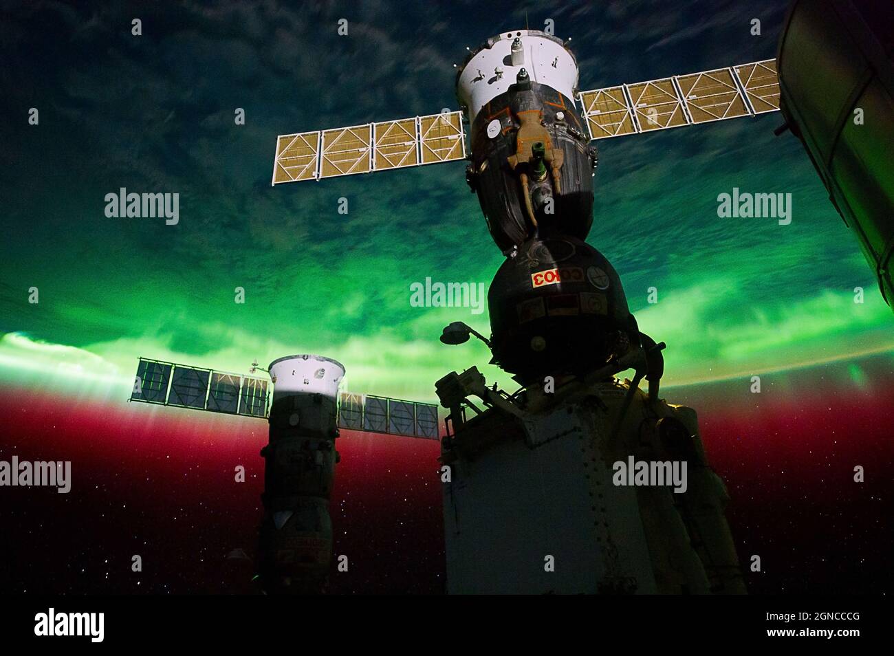 Vue d'Aurora Australis prise par l'équipage de la Station spatiale Expedition 29. L'une des images de nuit de la Station spatiale internationale avec Aurora Australis, vue depuis un point au-dessus de la mer de Tasman, au sud-est de la Nouvelle-Zélande. Une version optimisée et numériquement améliorée d'une NASA image / crédit NASA. Banque D'Images