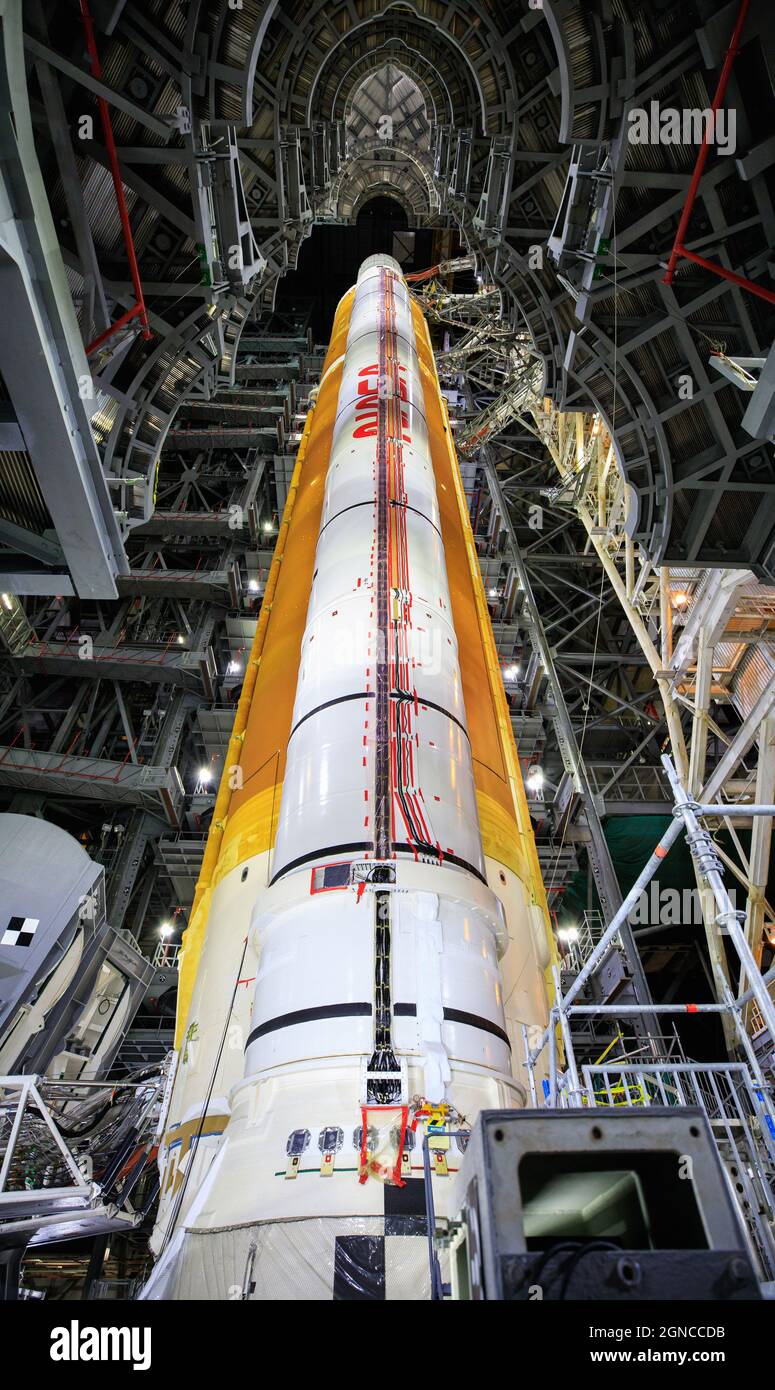 À l'intérieur de High Bay 3 du bâtiment d'assemblage de véhicules au centre spatial NASAÕs Kennedy, en Floride. Les plates-formes de travail ont été rétractées autour du système de lancement spatial Artemis I, au sommet du lanceur mobile. Dans des missions ultérieures, la NASA débarque la première femme et la première personne de couleur sur la Lune. 20 septembre 2021. Une version optimisée et numériquement améliorée d'une NASA image / crédit NASA. Banque D'Images