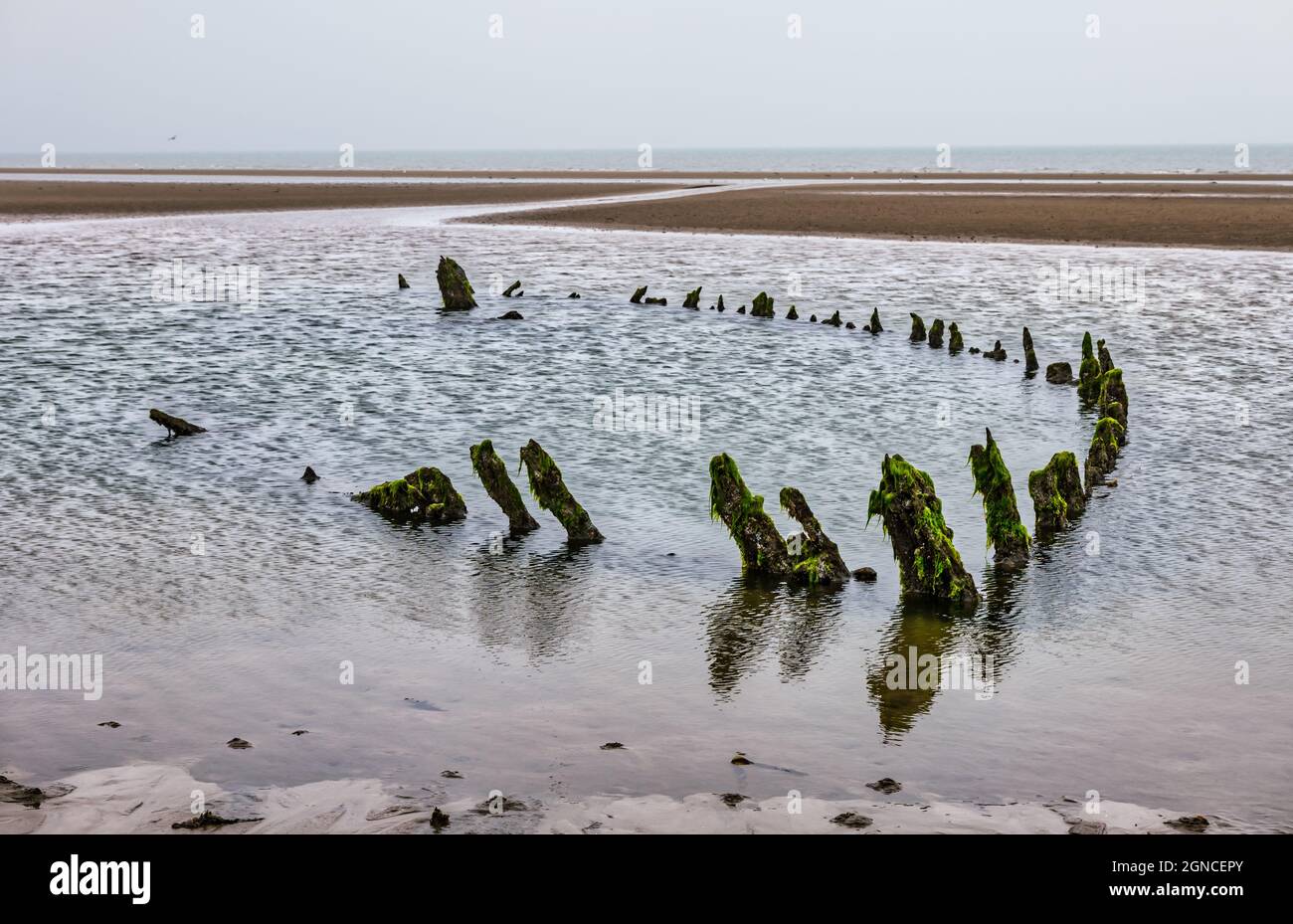 Épave d'un ancien navire de transport de ketch historique enterré dans le sable à marée basse, Aberlady Bay, East Lothian, Écosse, Royaume-Uni Banque D'Images