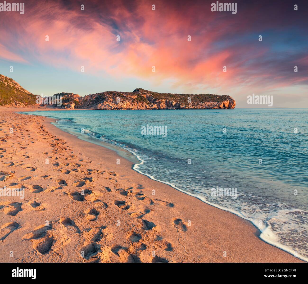 Des traces de pas dans le sable sur la célèbre plage de Turquie Patara. De soleil colorés dans le quartier de Kas, Turquie, Antalya Province, de l'Asie. Style artistique poster Banque D'Images