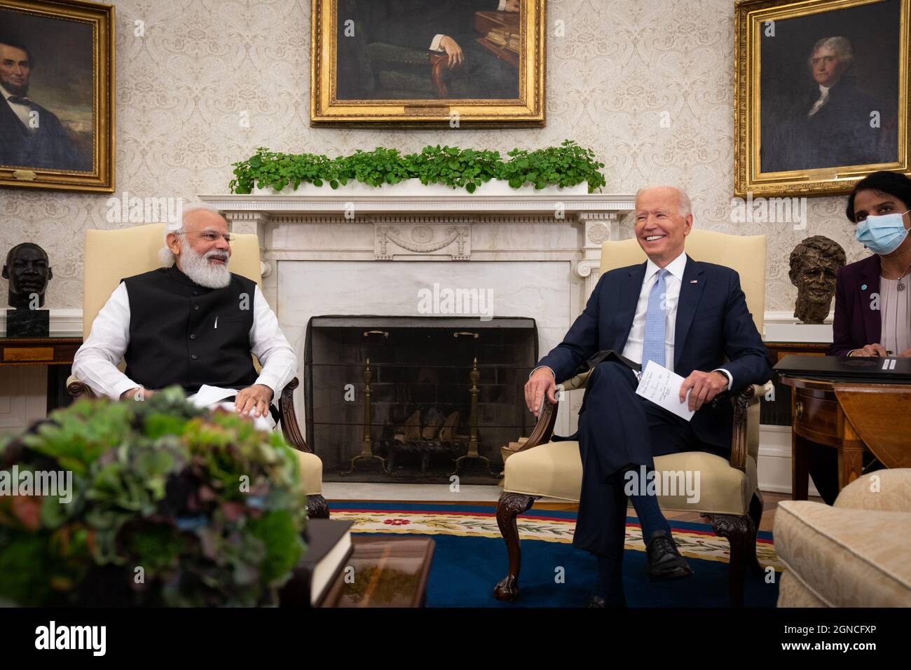 Washington DC, États-Unis. 24 septembre 2021. Le Premier ministre indien Narendra Modi (L) et le président Joe Biden participent à une réunion bilatérale avant le Sommet des dirigeants du Quad dans le Bureau ovale de la Maison Blanche à Washington, DC, le vendredi 24 septembre 2021. Photo par Sarahbeth Maney/UPI crédit: UPI/Alay Live News Banque D'Images