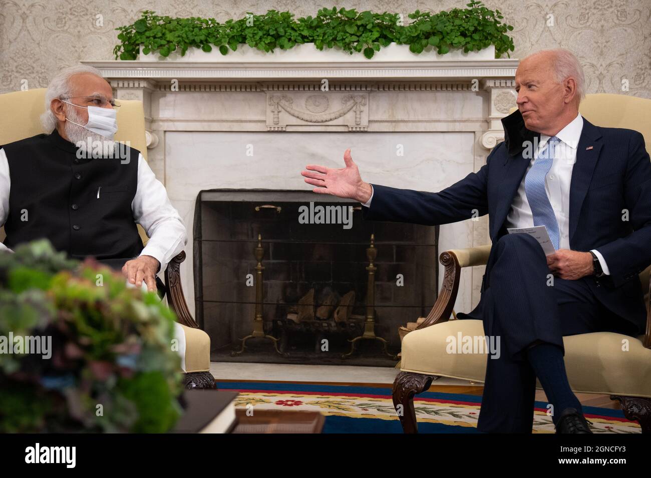 Washington DC, États-Unis. 24 septembre 2021. Le Premier ministre indien Narendra Modi (L) et le président Joe Biden participent à une réunion bilatérale avant le Sommet des dirigeants du Quad dans le Bureau ovale de la Maison Blanche à Washington, DC, le vendredi 24 septembre 2021. Photo par Sarahbeth Maney/UPI crédit: UPI/Alay Live News Banque D'Images