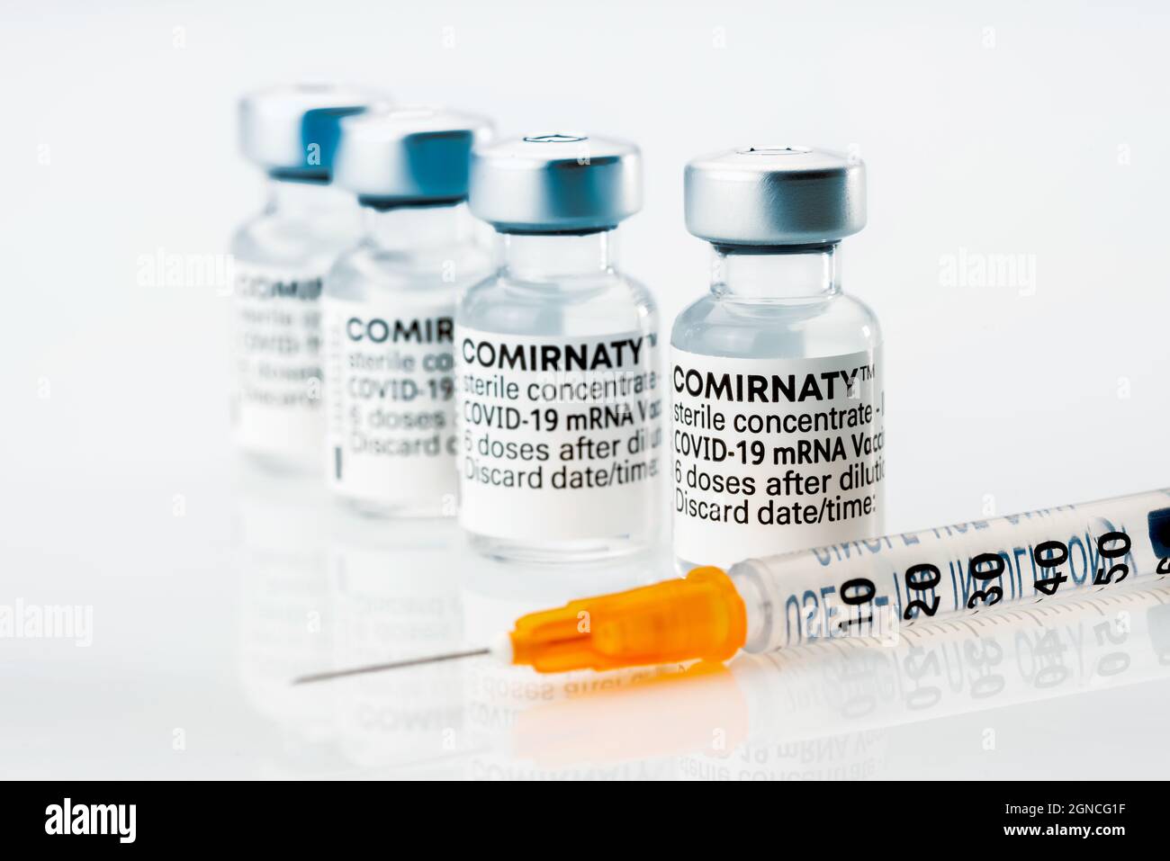 TURIN, ITALIE - 24 SEPTEMBRE 2021 : flacons de Comirnaty pour vaccins Pfizer-BioNTech COVID-19, flacons de vaccins originaux avec seringues en blanc Banque D'Images