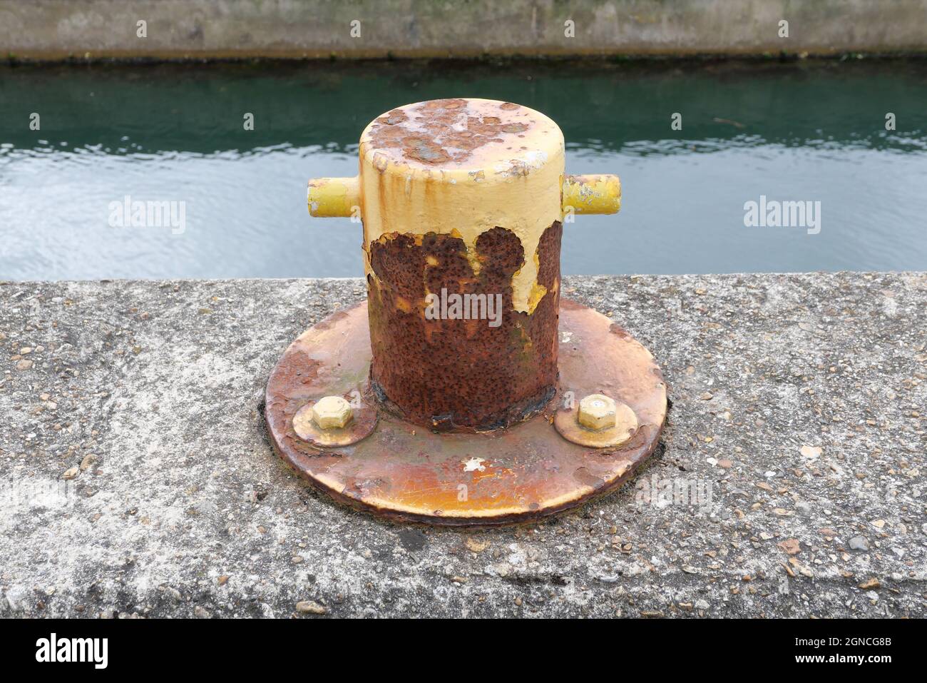 Amarrage de bollard sur le ciment sur le port avec de l'eau en arrière-plan. Photo de haute qualité Banque D'Images