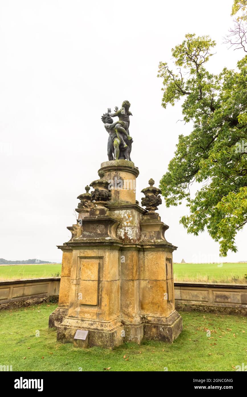 La statue de plomb Pluton & Proserpine a été restaurée et exposée sur le terrain de Castle Howard, Royaume-Uni. Banque D'Images