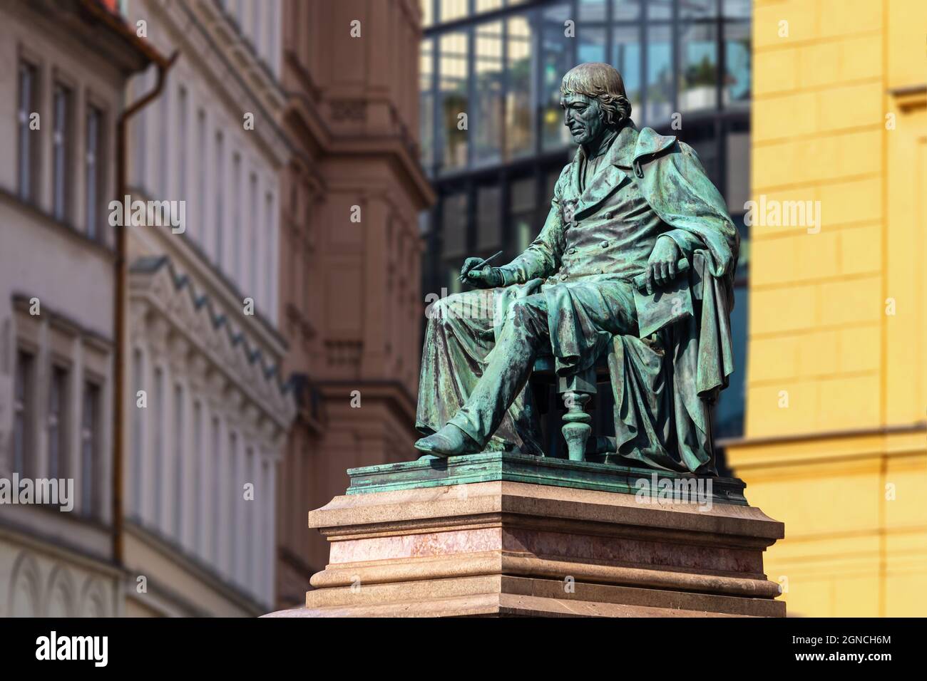 La statue de Josef Jungmann, poète et linguiste tchèque, sur la place Jungmann à Prague, en République tchèque Banque D'Images