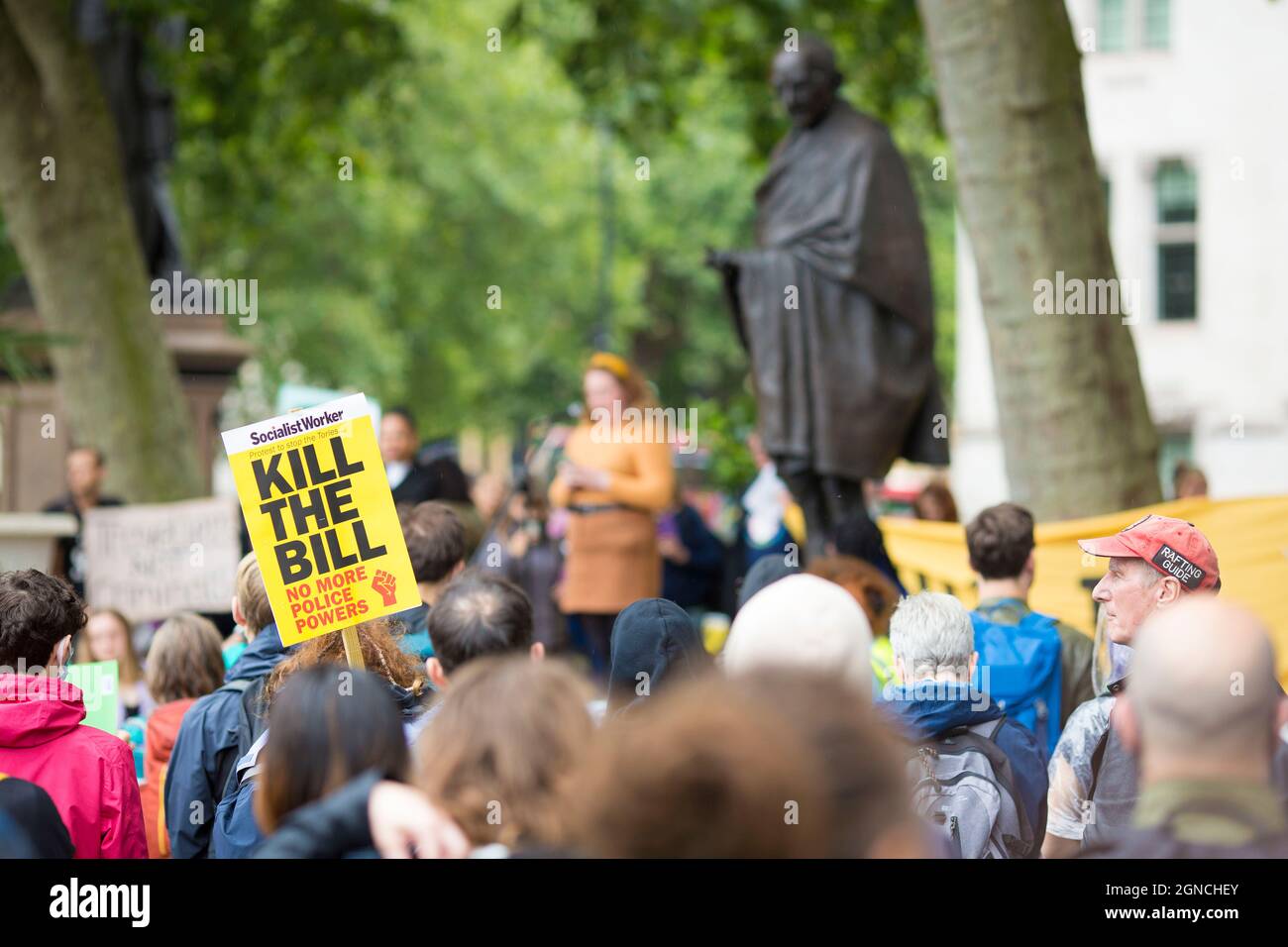 Les participants se réunissent au cours d'un rassemblement de tuer le projet de loi contre la police, le crime, la peine et les tribunaux, sur la place du Parlement, à Londres, le 21 août 2021. Banque D'Images