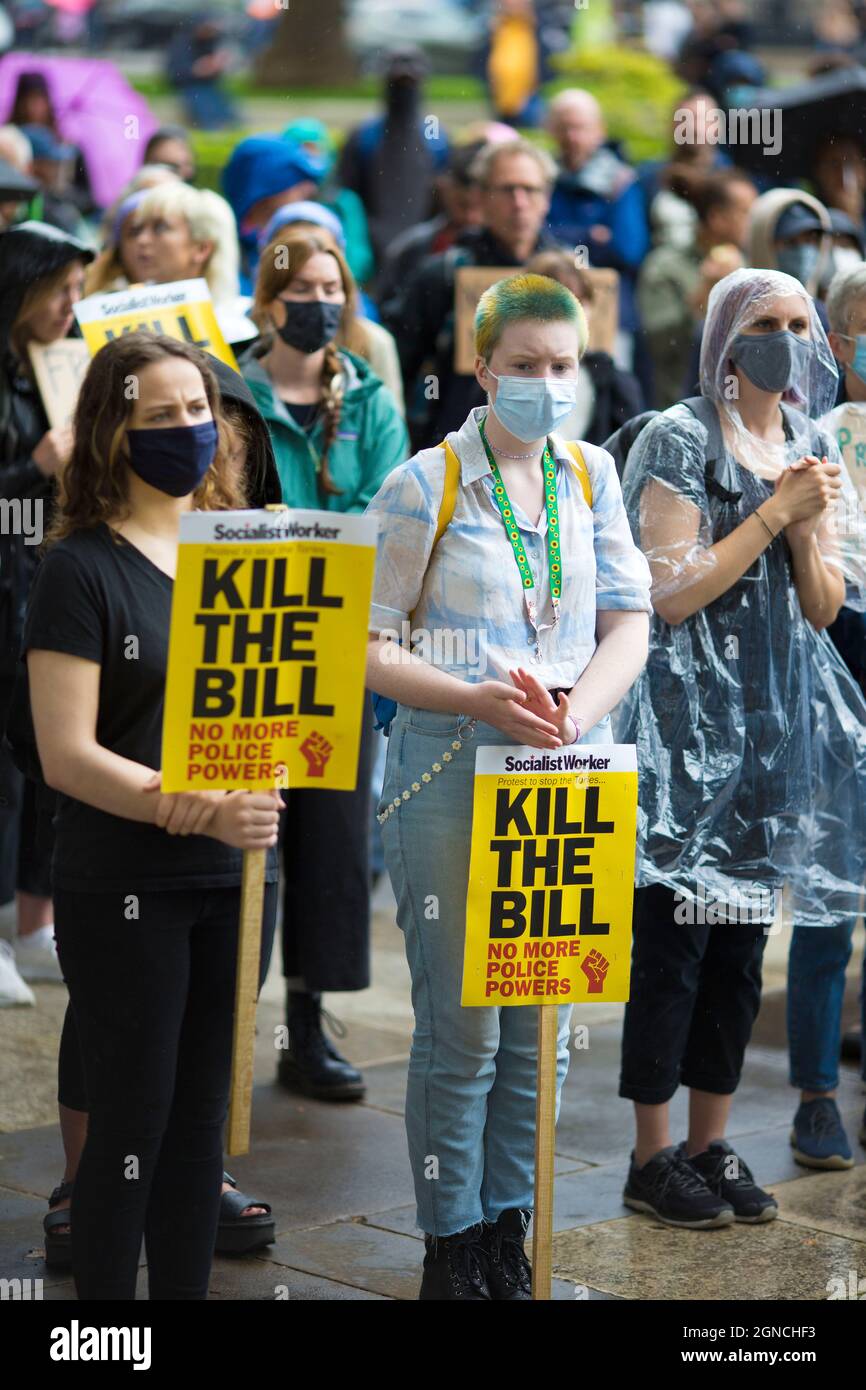 Les participants se réunissent au cours d'un rassemblement de tuer le projet de loi contre la police, le crime, la peine et les tribunaux, sur la place du Parlement, à Londres, le 21 août 2021. Banque D'Images