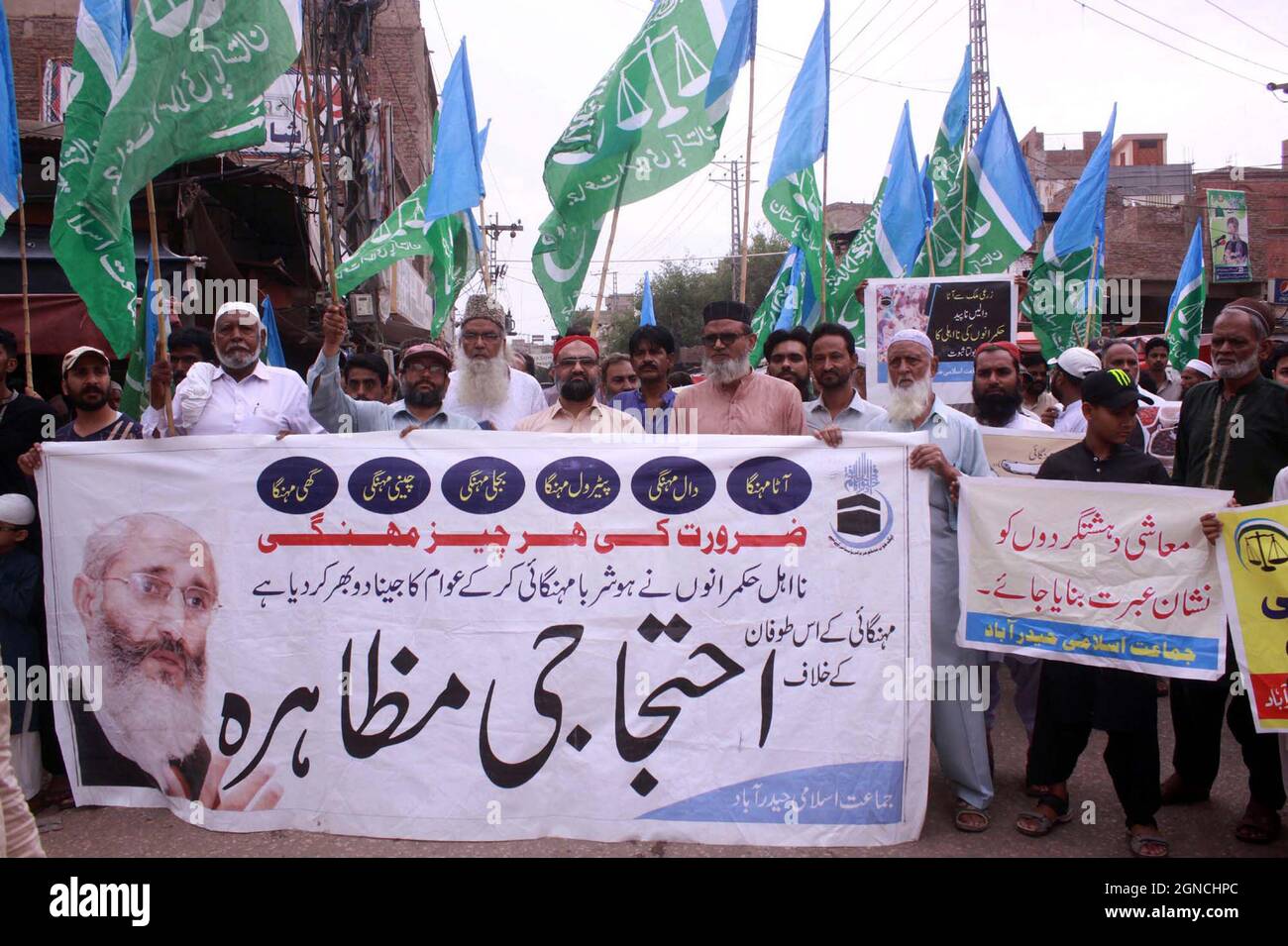 Hyderabad, Pakistan. 24 septembre 2021. Des militants de Jamat-e-Islami (JI) manifestent contre la hausse des prix, le chômage, l'exploitation, l'injustice, les irrégularités financières, Corruption, à Faqir Kapar Chowk à Hyderabad le vendredi 24 septembre 2021. Credit: Asianet-Pakistan/Alamy Live News Banque D'Images