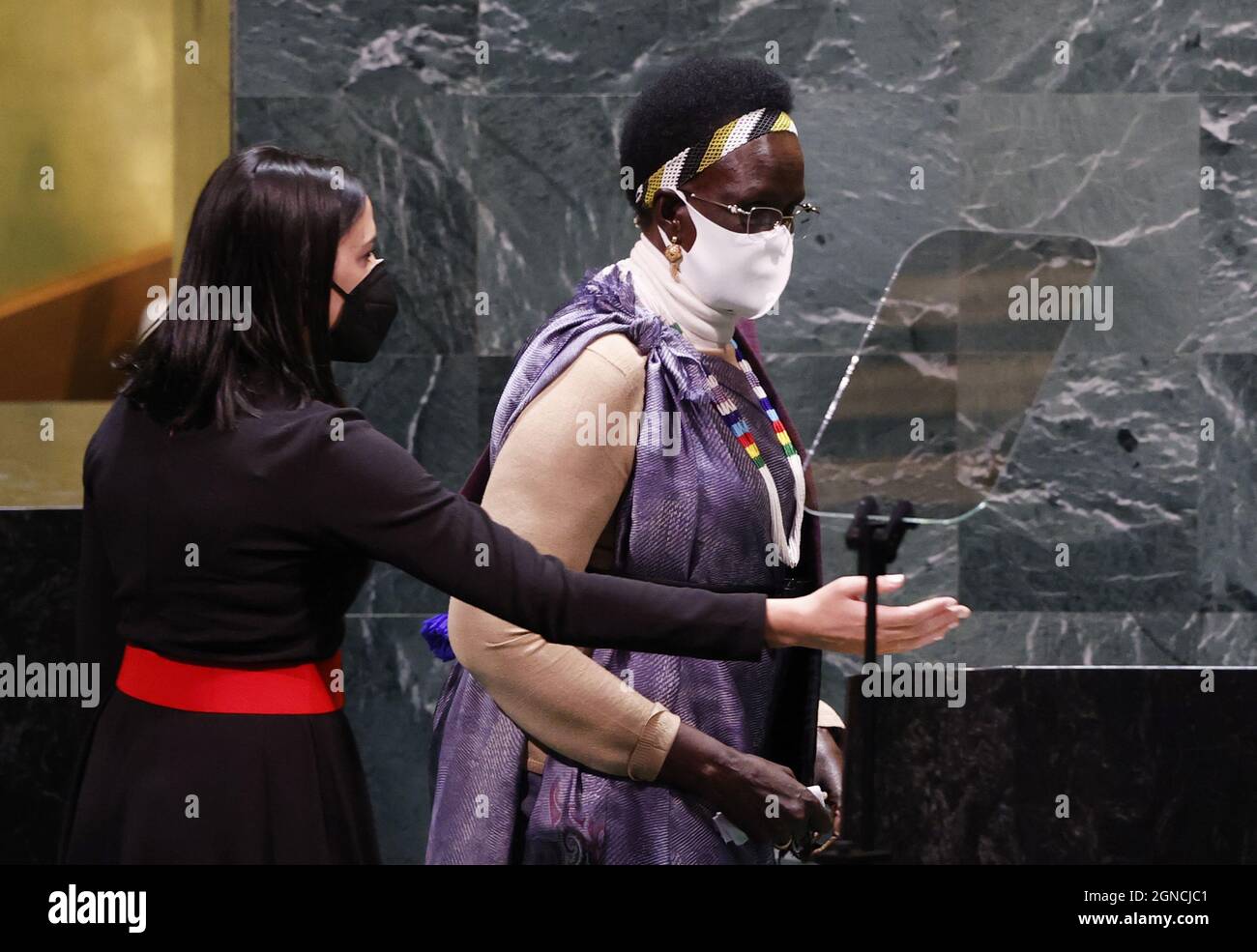 New York, États-Unis. 24 septembre 2021. Rebecca Nyandeng de Mabior, vice-présidente de la République du Soudan du Sud, arrive à prendre la parole à la 76e session de l'Assemblée générale des Nations Unies débat général dans la salle de l'Assemblée générale des Nations Unies au Siège de l'ONU le vendredi 24 septembre 2021 à New York. Photo de John Angelillo/UPI crédit: UPI/Alay Live News Banque D'Images