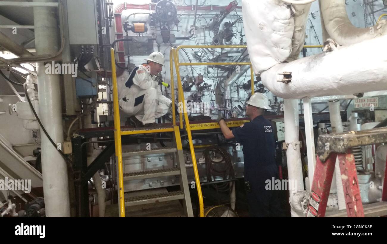 NORFOLK (23 mars 2020) des gardes-côtes américains du secteur de la Garde côtière (Virginia Prevention Department) inspectent la salle des machines du navire-hôpital militaire Seallift Command USNS Comfort (T-AH 20) à la base navale Norfolk (Virginie), le 23 mars 2020, Avant son départ à New York pour aider à la réponse à la COVID-19. La Garde côtière est tenue d'inspecter le navire à la recherche de tout danger pour la santé ou l'environnement avant qu'il ne commence à partir de la jetée. (É.-U. Coast Guard photo/publié) 200323-G-G0105-1002 Banque D'Images