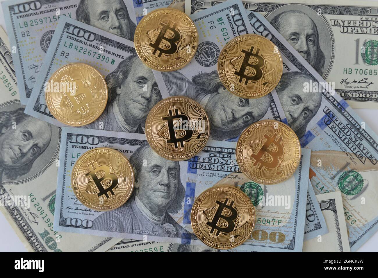 Pièces de Bitcoin et cent dollars USA. Concept d'argent. Banque D'Images
