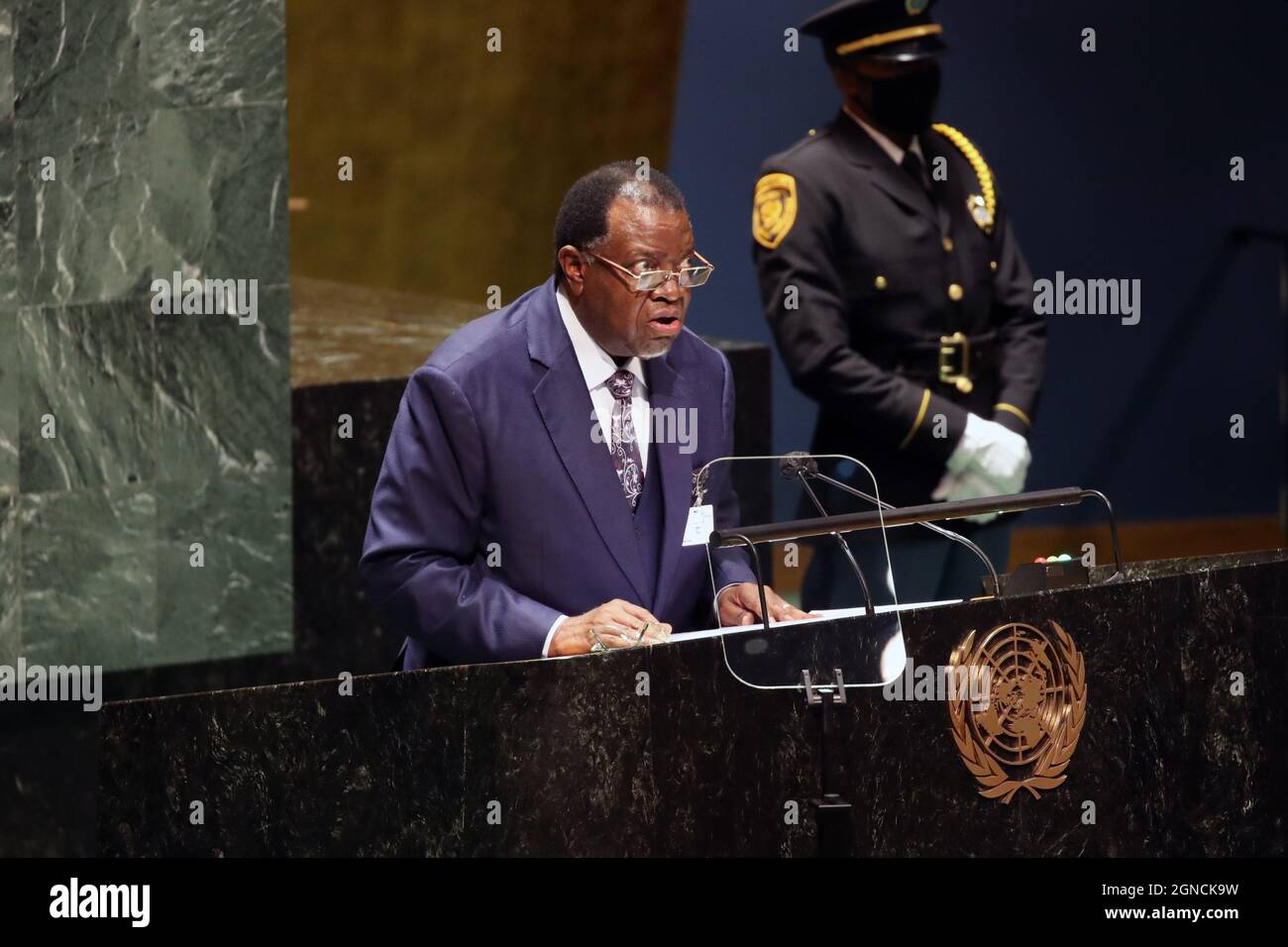 New York, États-Unis. 23 septembre 2021. NEW YORK, NEW YORK - SEPTEMBRE 23 : le Président de la Namibie, Hage Geingob, prend la parole à la 76e session de l'Assemblée générale des Nations Unies (AGNU), au siège de l'ONU, le 23 septembre 2021, à New York. L'événement de cette année, qui a été raccourci en raison des restrictions de Covid-19, mettra en lumière les problèmes mondiaux liés à la lutte contre la pandémie de Covid-19 et à la redynamisant l'économie mondiale post-pandémique. (Photo de Spencer Platt/Pool/Sipa USA) crédit: SIPA USA/Alay Live News Banque D'Images