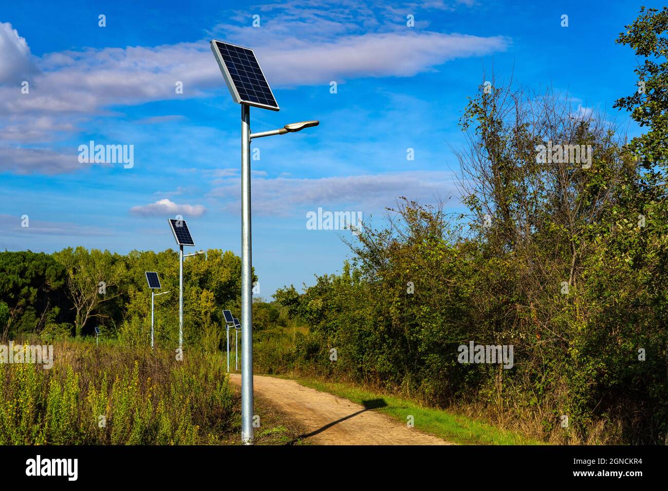 Panneaux solaires sur les réverbères, Sant Cugat del Valles, Catalogne, Espagne. Banque D'Images