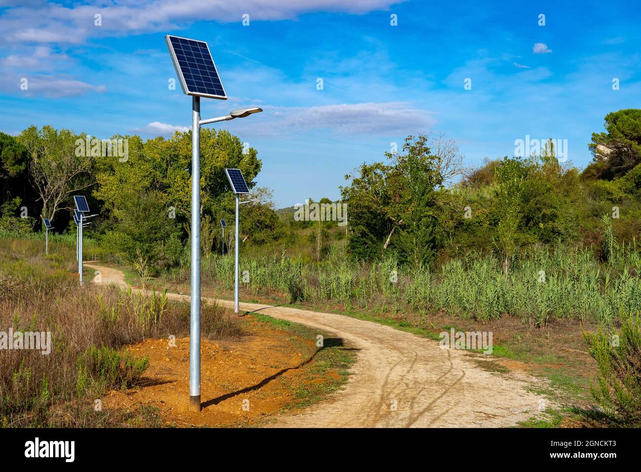 Panneaux solaires sur les réverbères, Sant Cugat del Valles, Catalogne, Espagne. Banque D'Images