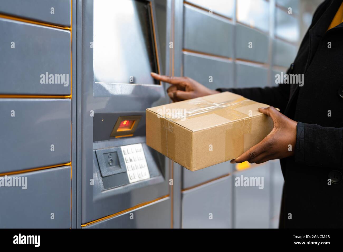 Machine de livraison automatisée en libre-service ou terminal postal Banque D'Images