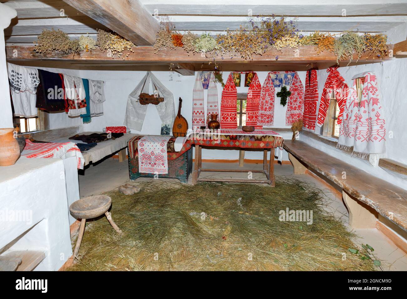 Conception et intérieur des locaux d'une ancienne cabane rurale, dans un style ukrainien traditionnel. Banque D'Images