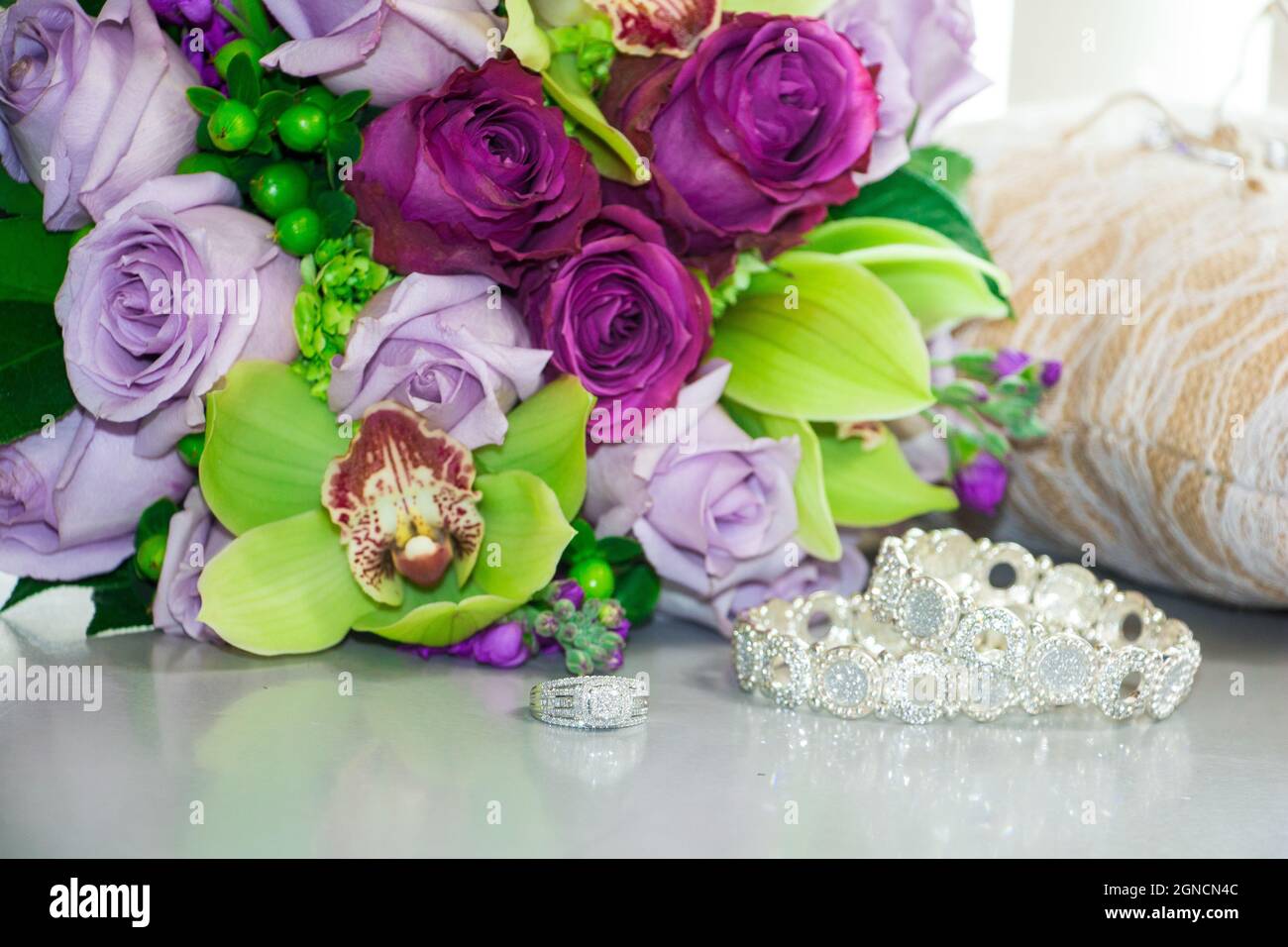 Gros plan de deux bracelets avec une bague et un joli bouquet de fleurs Banque D'Images