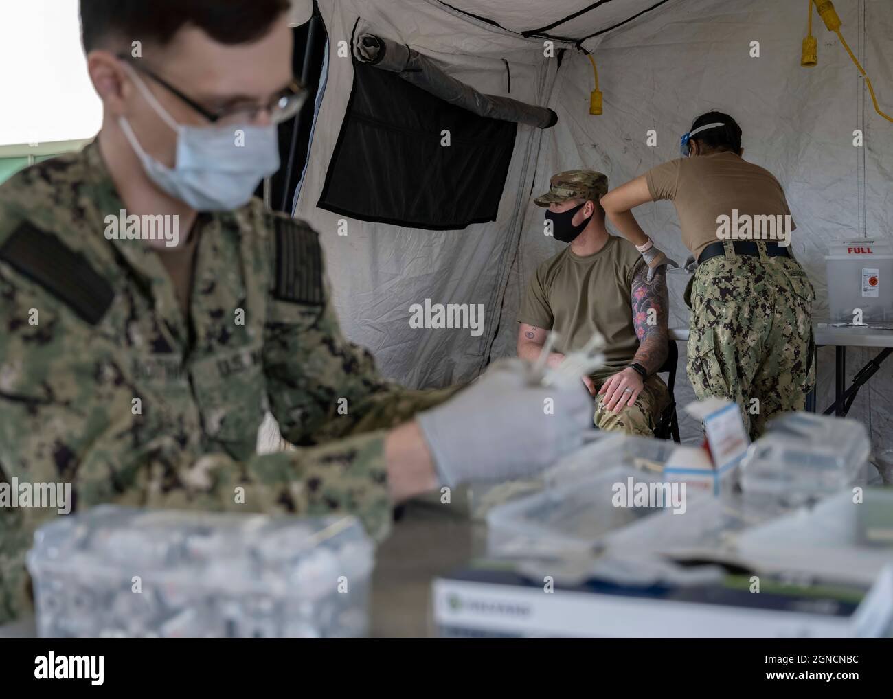 CAMP FOSTER, Japon (janv 27, 2021) l'Hospitalman Dillon Bothwell, à gauche, prépare des seringues comme l'apprenti Hospitalman Samantha Iglesias-Martinez, à droite, tous deux affectés à l'hôpital naval américain d'Okinawa, administre le vaccin Moderna COVID-19 à l'hôpital naval américain d'Okinawa sur le Camp Foster à Okinawa, au Japon, le 27 janvier 2021. (É.-U. Photo de la marine par le spécialiste des communications de masse de 1re classe David R. Krigbaum) 210127-N-QY759-0014 Banque D'Images