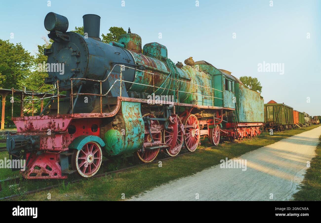 Vieille locomotive à vapeur rouillée dans un musée en plein air. Banque D'Images