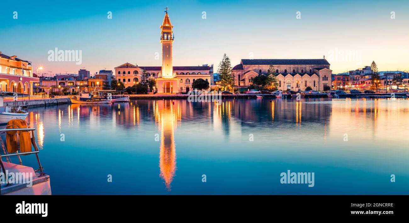 Pittoresque coucher de soleil de printemps dans la ville de Zakynthos. Superbe vue en soirée de la mairie et de l'église Saint Dionysios, de la mer Ionienne, de l'île de Zakynthos, de la Grèce, Banque D'Images