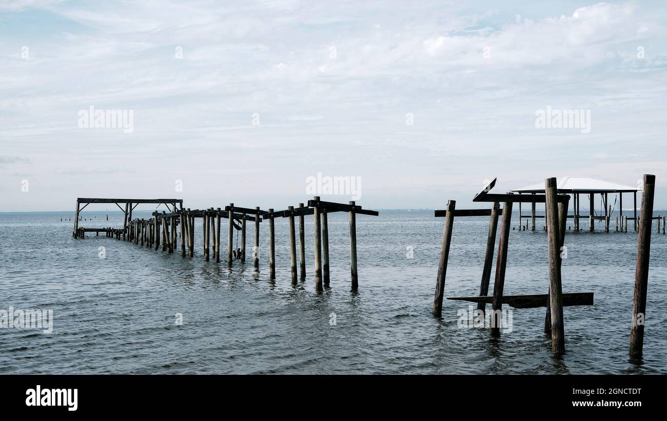Pilages de quai cassés atteignant Mobile Bay depuis Daphne, dans le sud de l'Alabama, du côté de East Bay. Banque D'Images