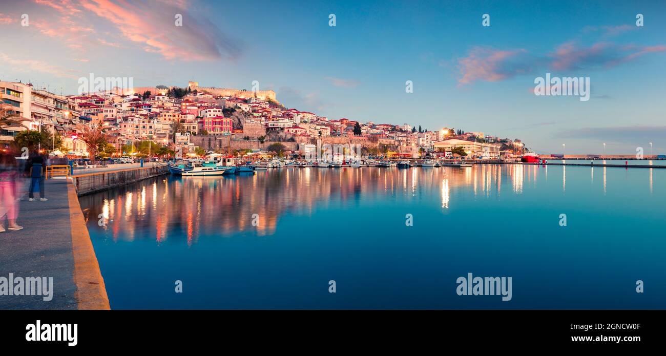 Magnifique paysage printanier sur la mer Égée. Coloful panorama en soirée de la ville de Kavala, le principal port maritime de l'est de la Macédoine et la capitale de Kavala Banque D'Images