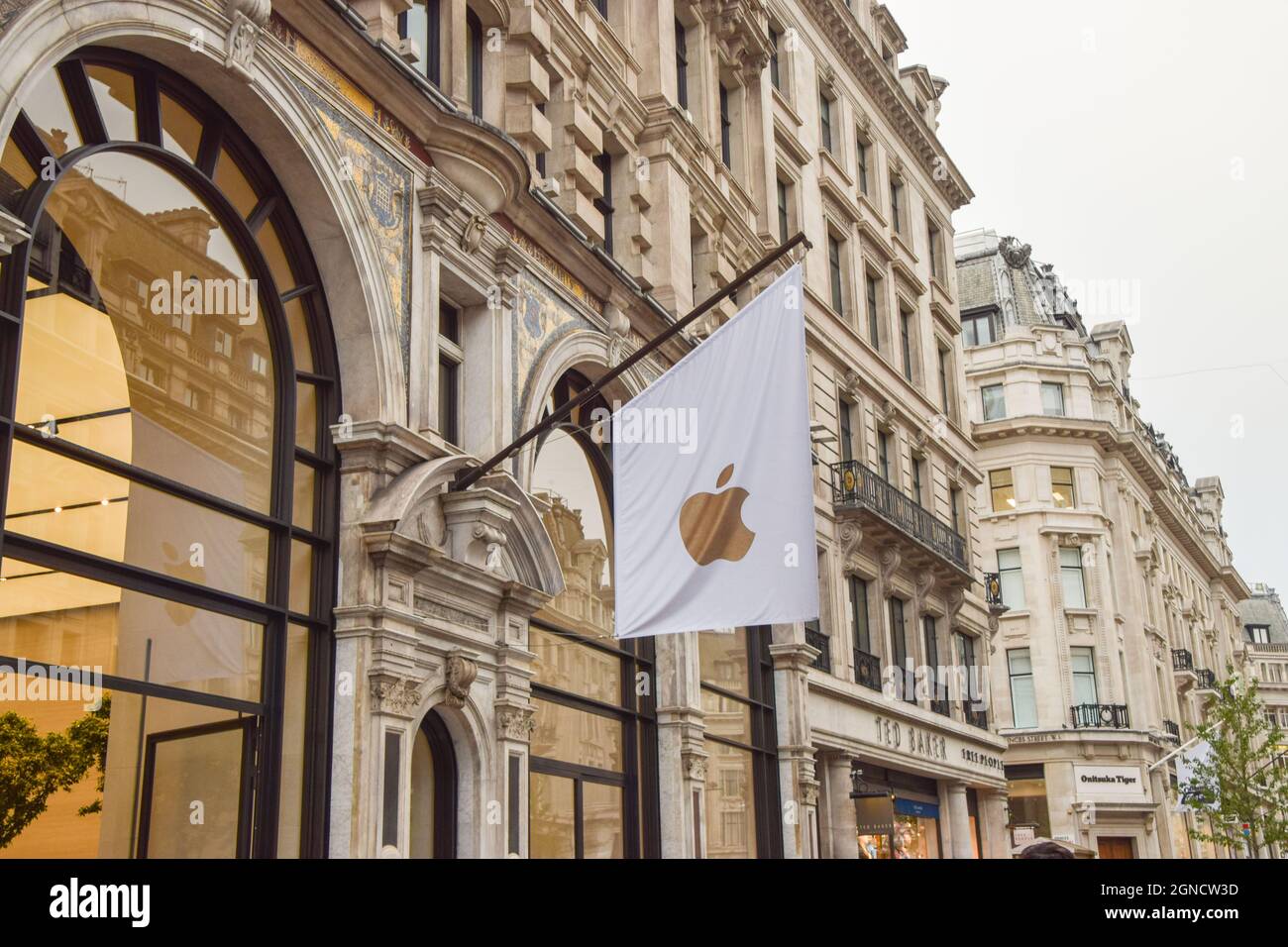 Londres, Royaume-Uni. Le 24 septembre 2021. IPhone 13 est en vente dans l'Apple Store de Regent Street. Banque D'Images