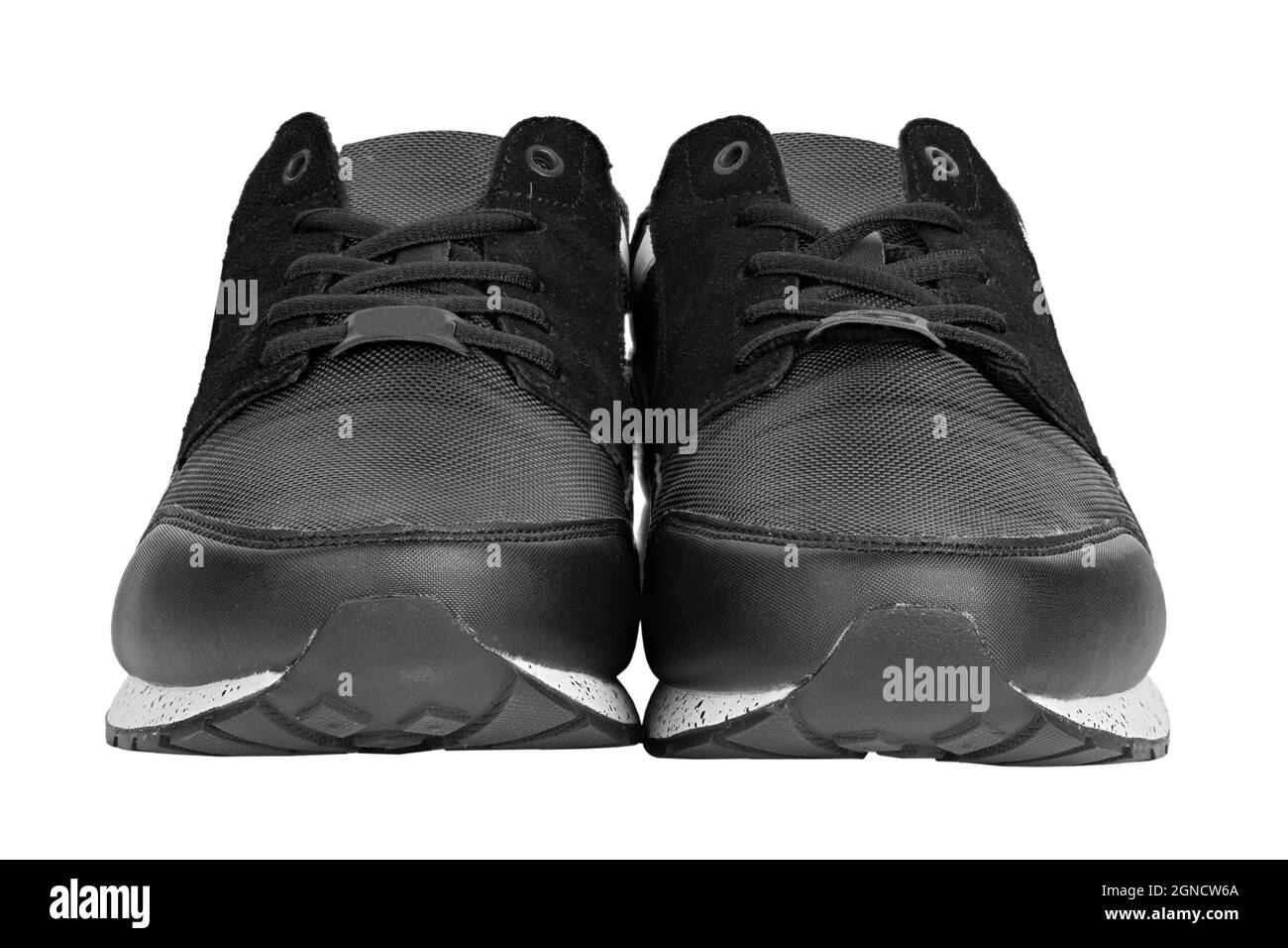 Paire de nouvelles baskets ou baskets de sport noires non-marquées isolées sur fond blanc. Le fichier contient un chemin d'écrêtage. Profondeur de champ complète. Isolé Banque D'Images