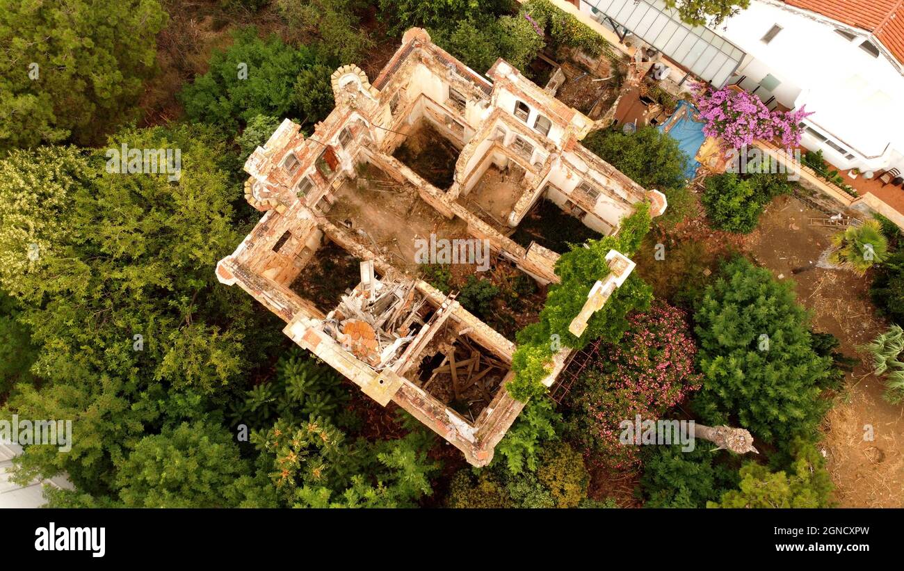 A l'intérieur et à l'extérieur d'une villa en briques rouges détruite sur l'île de Prinkipo, Büyükada dans la mer de Marmara près d'Istanbul, Turquie Banque D'Images