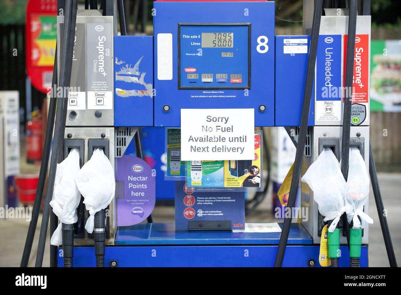 Hertford, Royaume-Uni. 24 septembre 2021. Pénuries de carburant au Royaume-Uni. Une station-service (Esso) de Hertford a mis des panneaux indiquant qu'elle était à court de carburant jusqu'à la prochaine livraison. Les pompes avaient été recouvertes de sacs en plastique. Andrew Steven Graham/Alamy Live News Banque D'Images