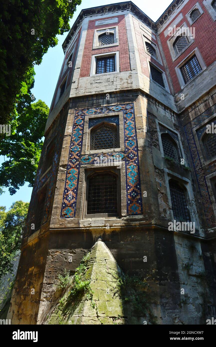 Façade de la maison dans le parc Gülhane à Istanbul Cinili Kösk partie du musée d'Archéologie avec une grande mosaïque Banque D'Images