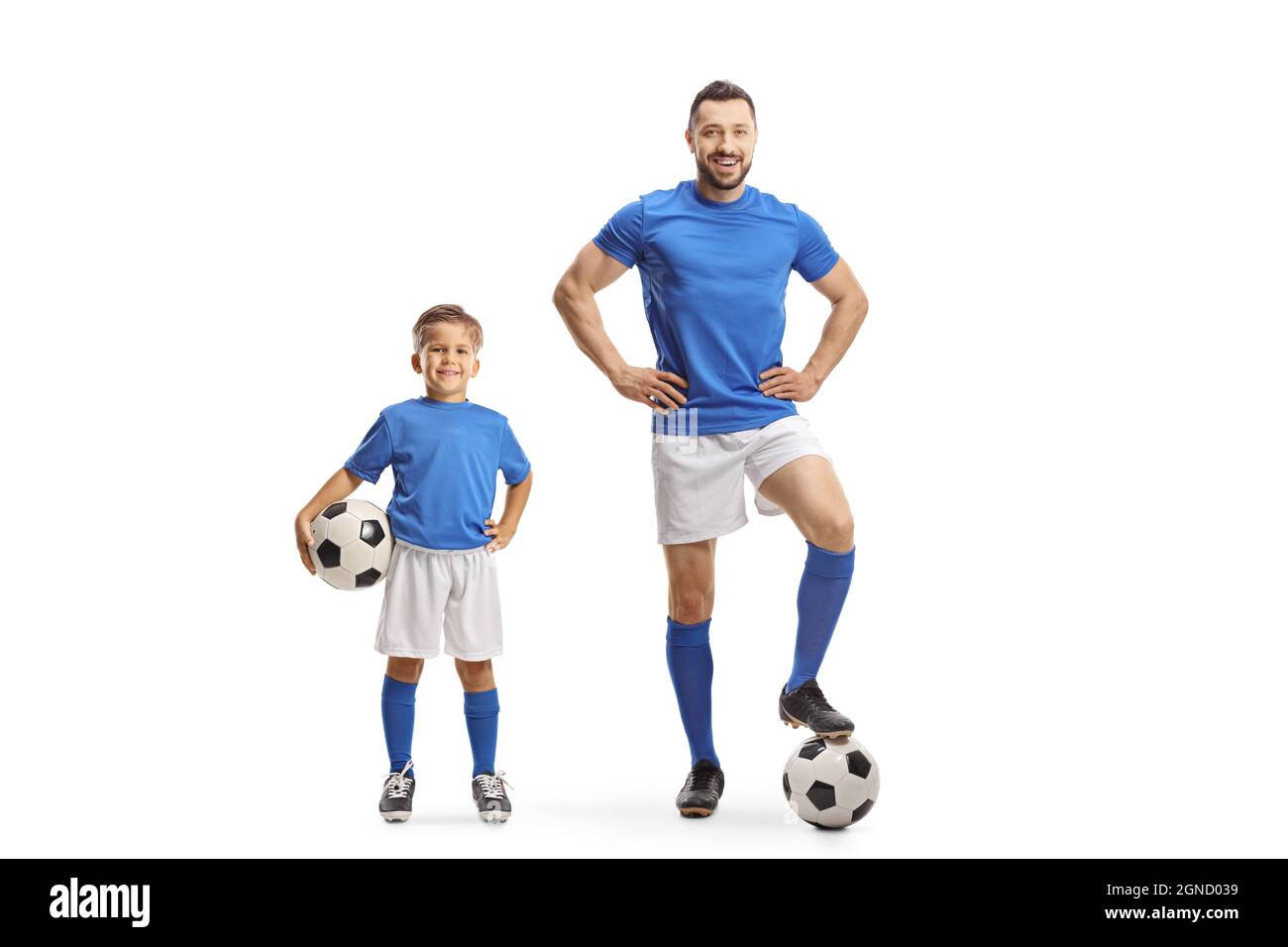 Homme et garçon avec des ballons de football portant le même maillot de couleur isolé sur fond blanc Banque D'Images