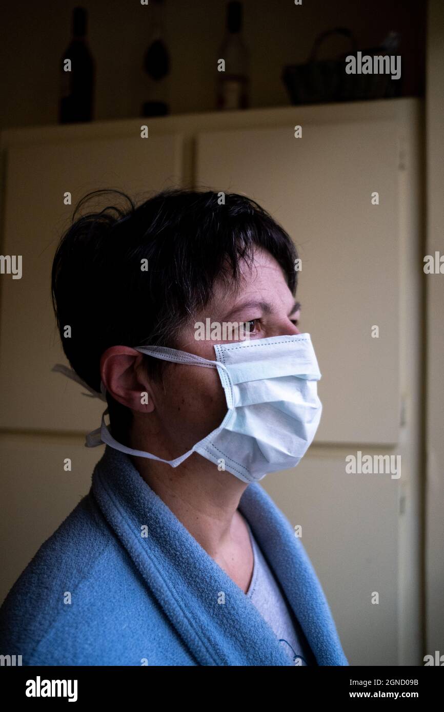 Une femelle portant un masque protecteur contre la propagation du coronavirus. Saint-Malo, France. Banque D'Images