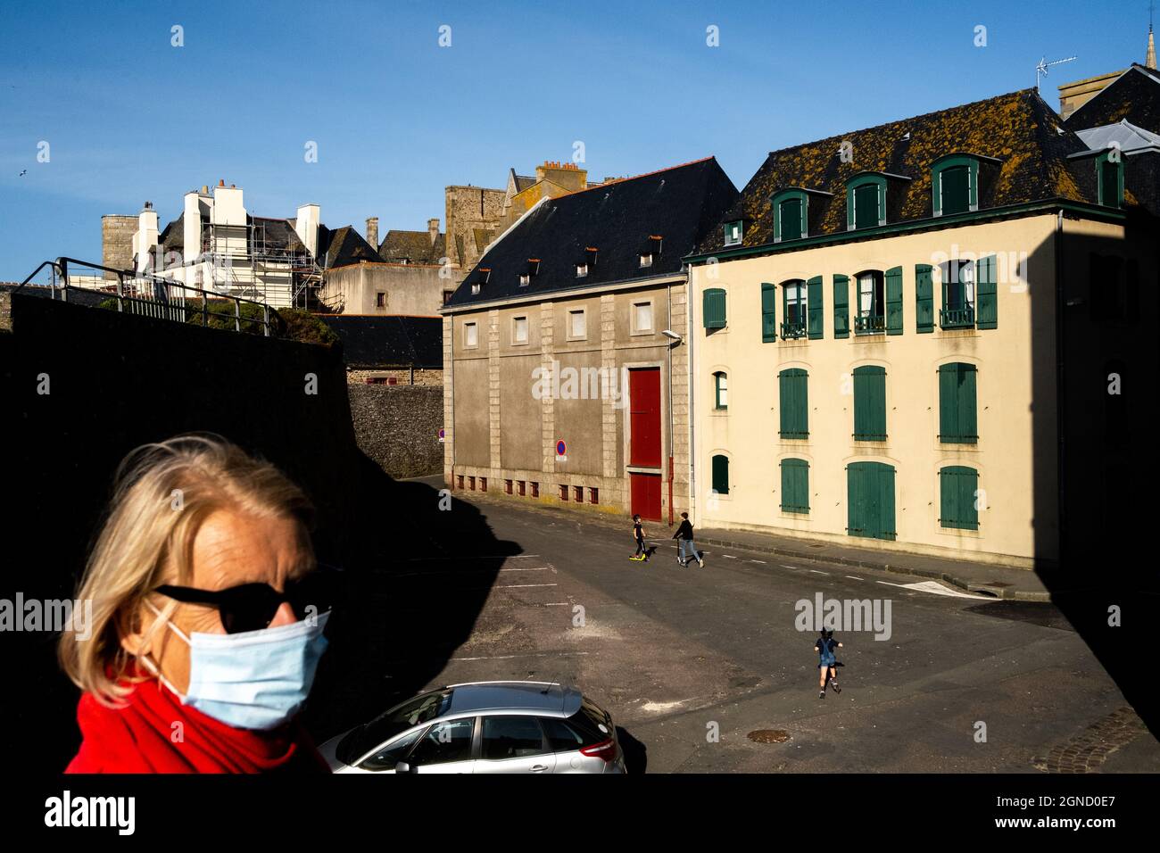 Une femelle portant un masque protecteur contre la propagation du coronavirus. Saint-Malo, France. Banque D'Images