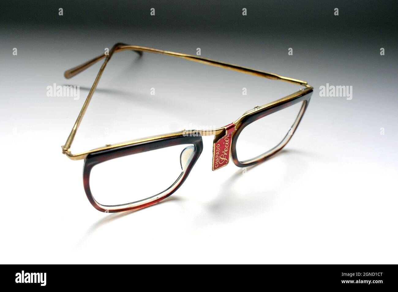 monture, monture de lunettes, lunettes vintage, vieilles lunettes, lunettes 50s, plaqué or, défi, lunettes, vision, vieux, accessoire, verres, or, carapace, tortoi Banque D'Images