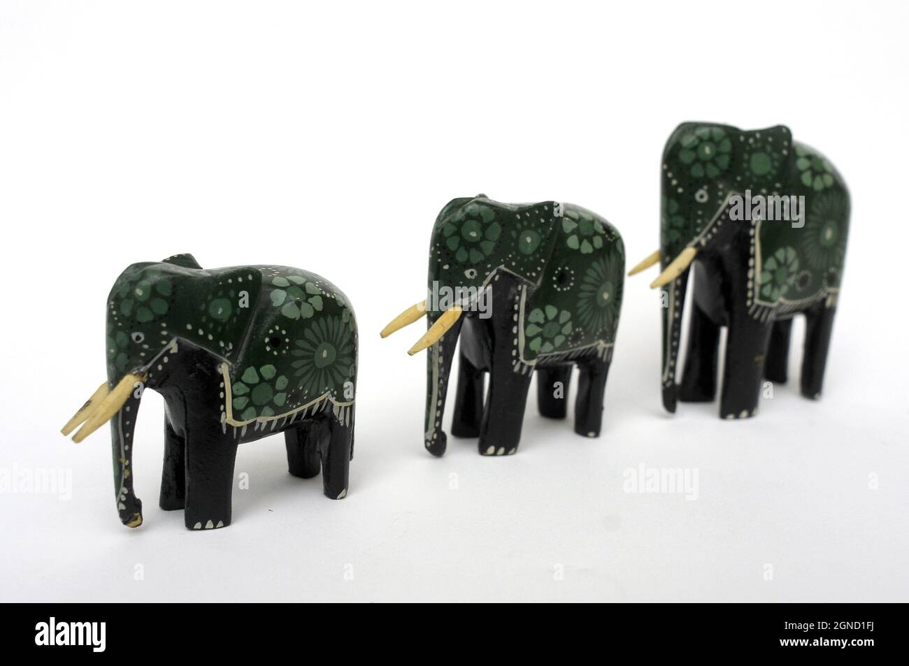 Famille des éléphants, éléphants de bois, trois éléphants, éléphants de bois peints à la main, artisanat, Éléphants d'Afrique, Afrique souvenir, éléphants peints, Banque D'Images