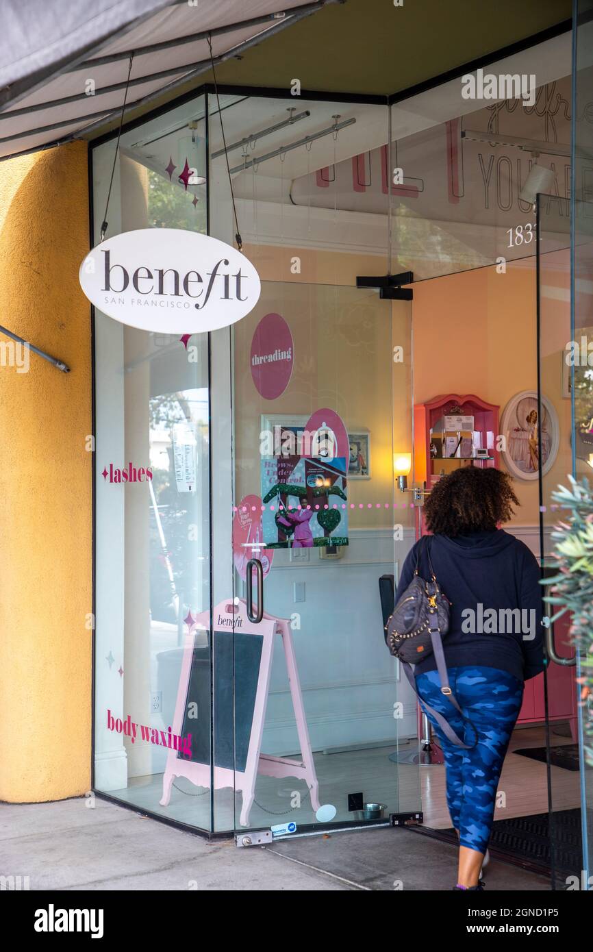 Benefit Cosmetics est une entreprise locale de la région de Bay avec un magasin sur 4th Street à Berkeley, Californie. Banque D'Images