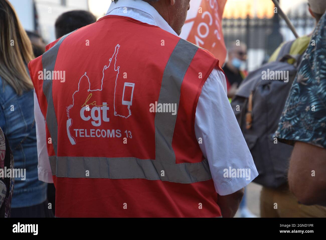 Marseille, France. 23 septembre 2021. Un manifestant portant un gilet avec un logo syndical pendant la demonstration.Organized par le syndicat 'CGT' (Confédération générale du travail) afin de sortir les chômeurs précaires de leur précarité. Crédit : SOPA Images Limited/Alamy Live News Banque D'Images