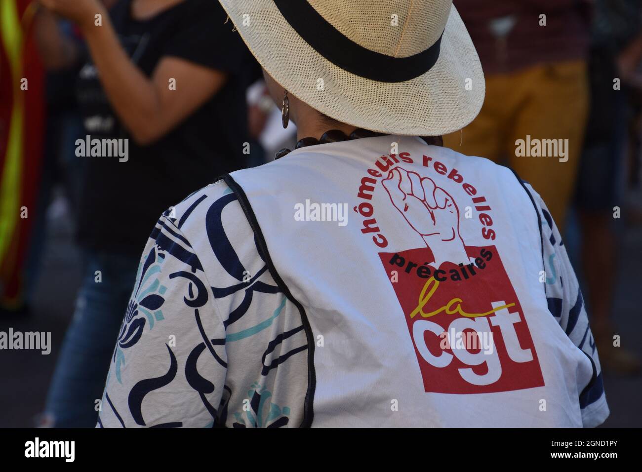 Marseille, France. 23 septembre 2021. Un manifestant portant un gilet avec un logo syndical pendant la demonstration.Organized par le syndicat 'CGT' (Confédération générale du travail) afin de sortir les chômeurs précaires de leur précarité. Crédit : SOPA Images Limited/Alamy Live News Banque D'Images