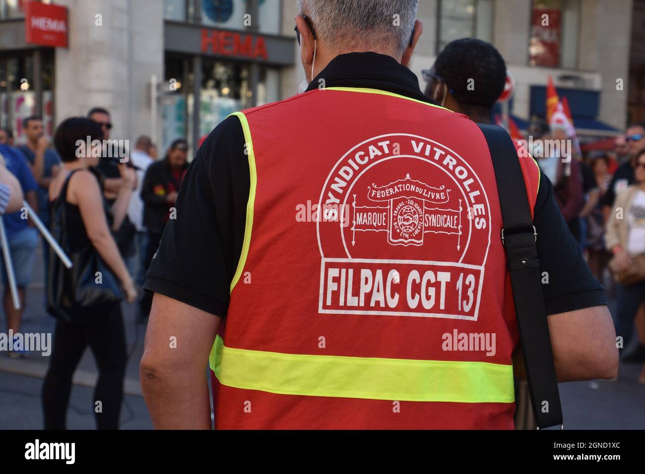 Un manifestant portant un gilet avec un logo syndical pendant la  demonstration.Organized par le syndicat 'CGT' (Confédération générale du  travail) afin de sortir les chômeurs précaires de leur précarité. (Photo de  Gerard